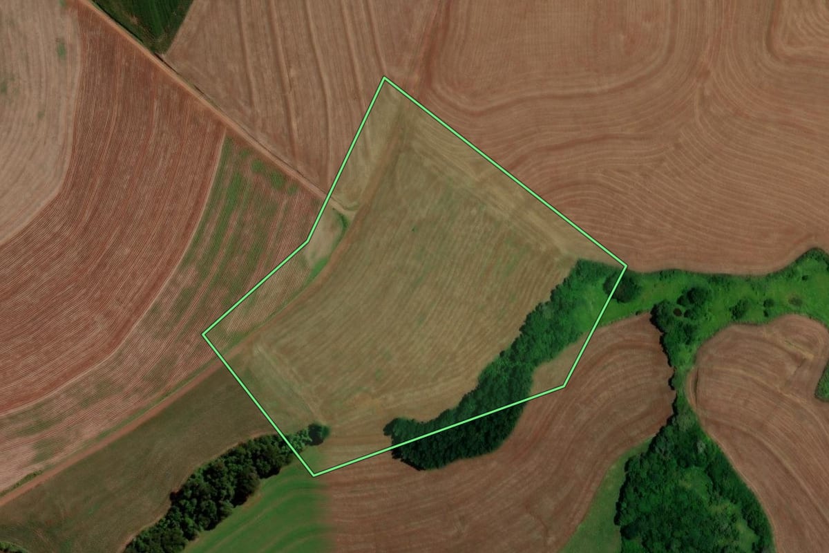 Imagem de satélite do imóvel rural em Três Barras do Paraná (PR), com o contorno declarado no CAR desenhado por cima.