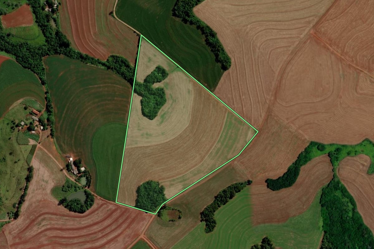 Imagem de satélite do imóvel rural em Três Barras do Paraná (PR), com o contorno declarado no CAR desenhado por cima.