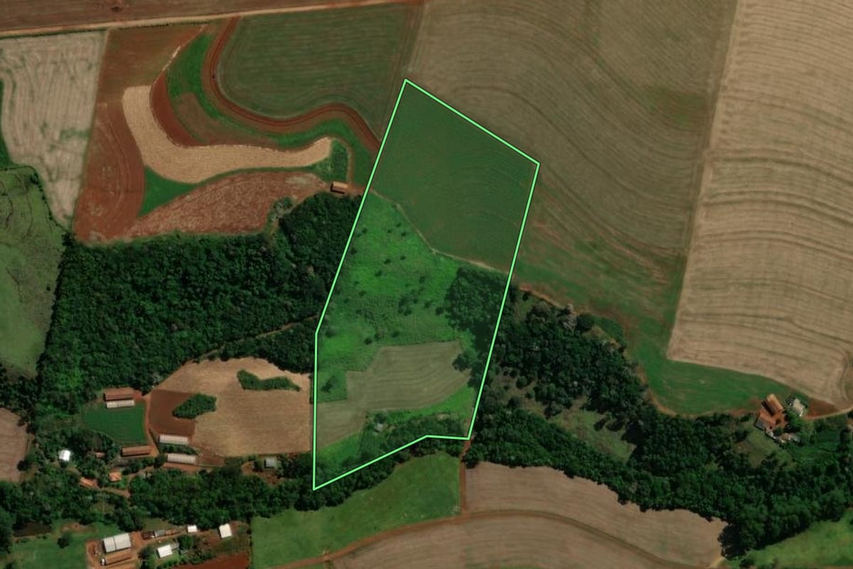 Imagem de satélite do imóvel rural em Três Barras do Paraná (PR), com o contorno declarado no CAR desenhado por cima.