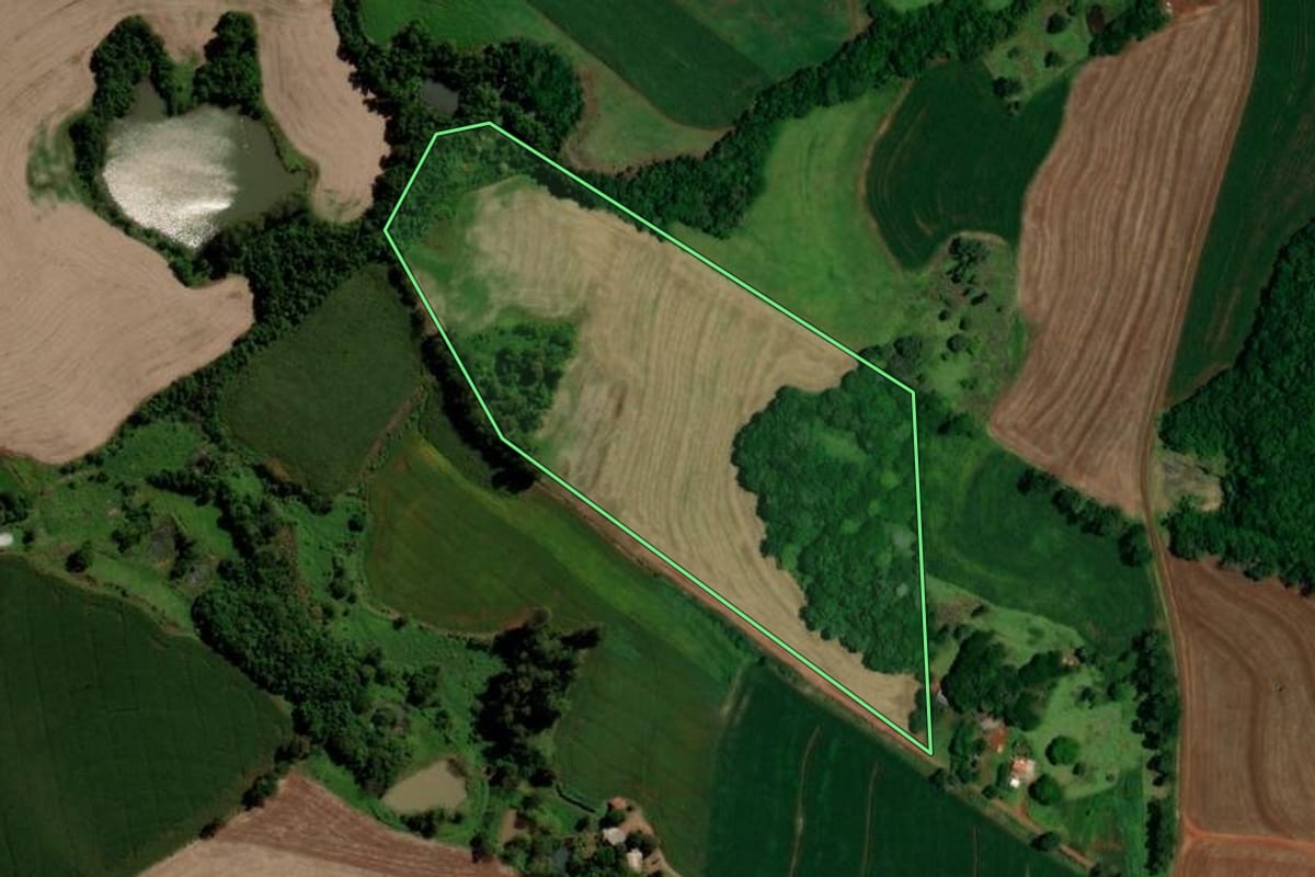 Imagem de satélite do imóvel rural em Três Barras do Paraná (PR), com o contorno declarado no CAR desenhado por cima.
