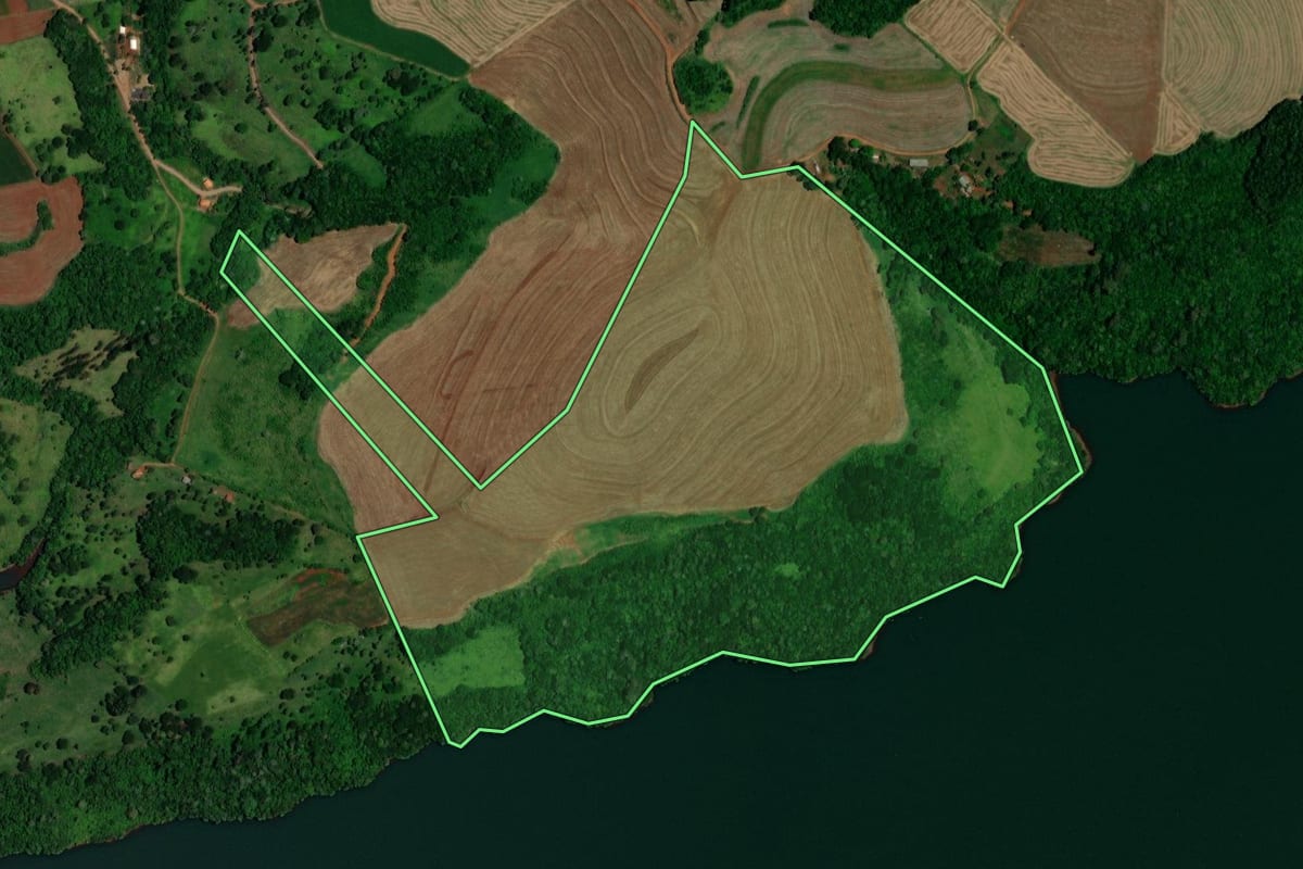 Imagem de satélite do imóvel rural em Três Barras do Paraná (PR), com o contorno declarado no CAR desenhado por cima.