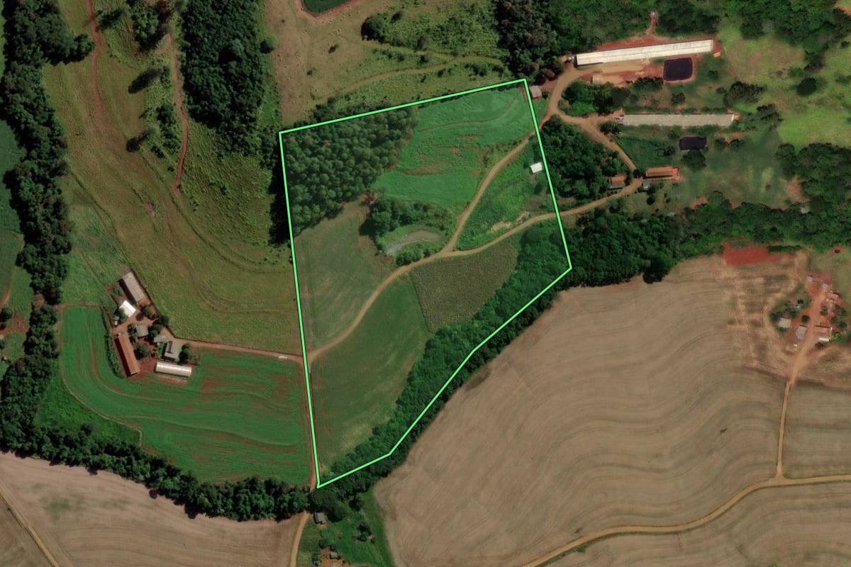 Imagem de satélite do imóvel rural em Três Barras do Paraná (PR), com o contorno declarado no CAR desenhado por cima.