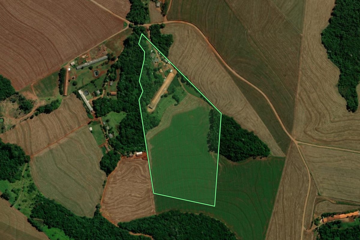 Imagem de satélite do imóvel rural em Três Barras do Paraná (PR), com o contorno declarado no CAR desenhado por cima.