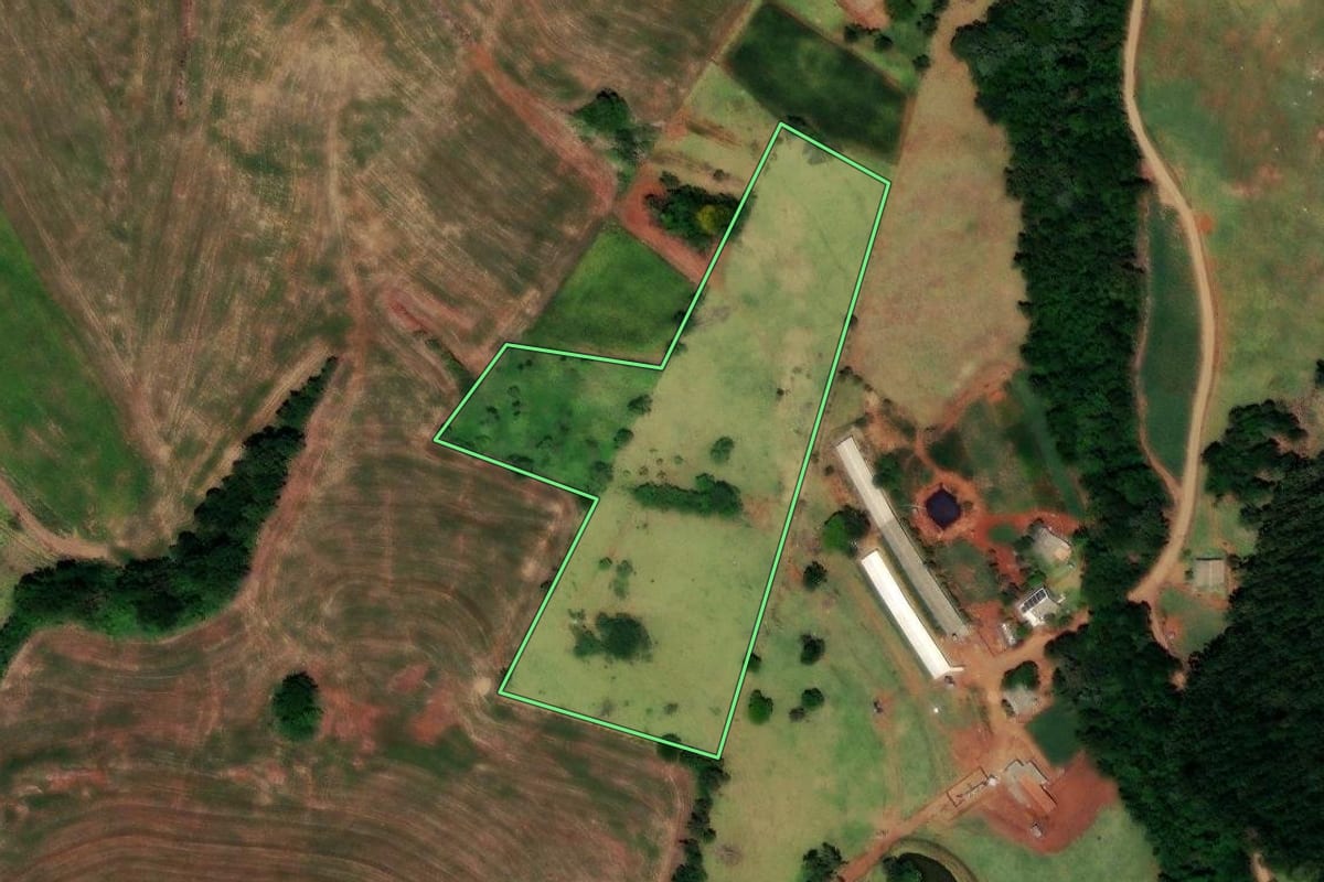 Imagem de satélite do imóvel rural em Três Barras do Paraná (PR), com o contorno declarado no CAR desenhado por cima.
