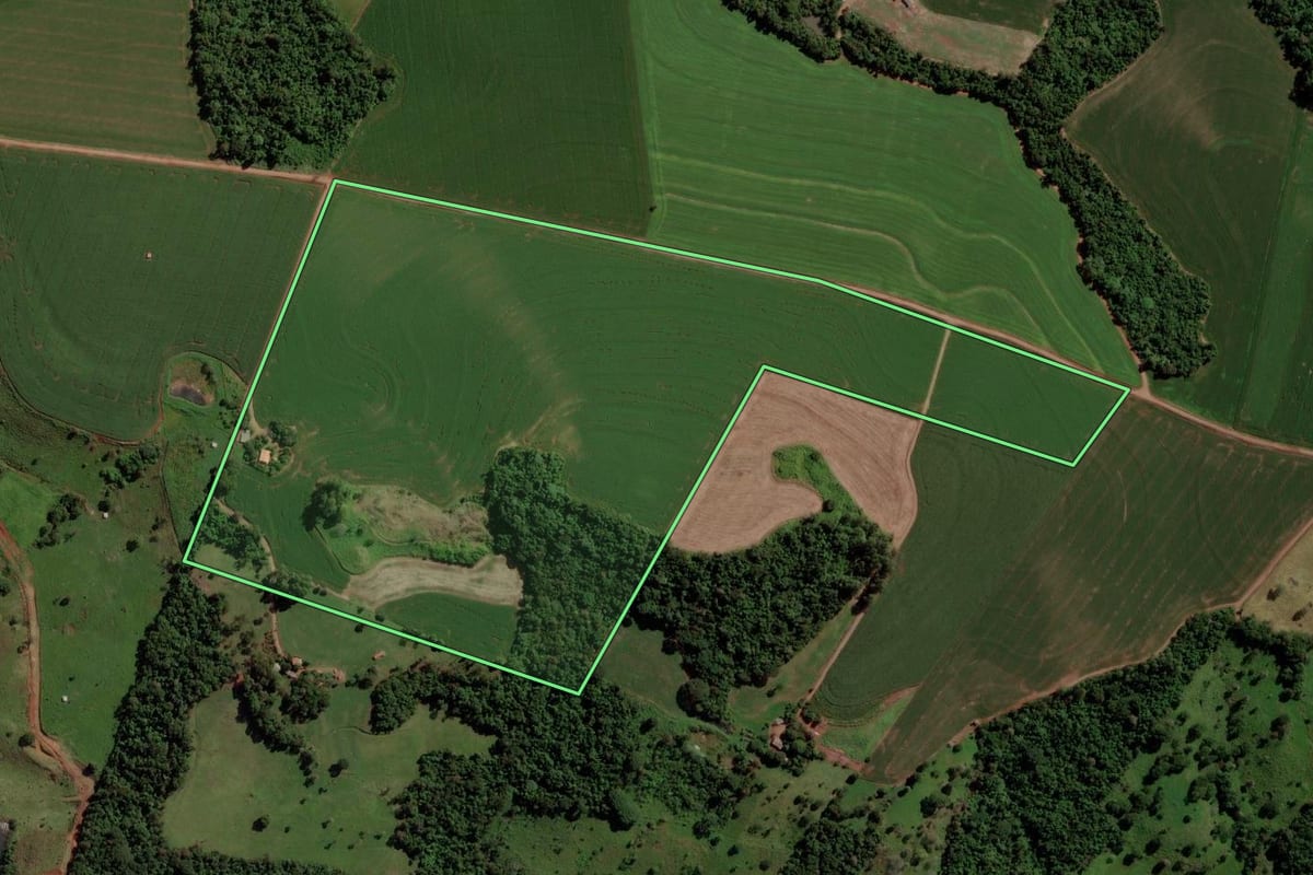 Imagem de satélite do imóvel rural em Três Barras do Paraná (PR), com o contorno declarado no CAR desenhado por cima.