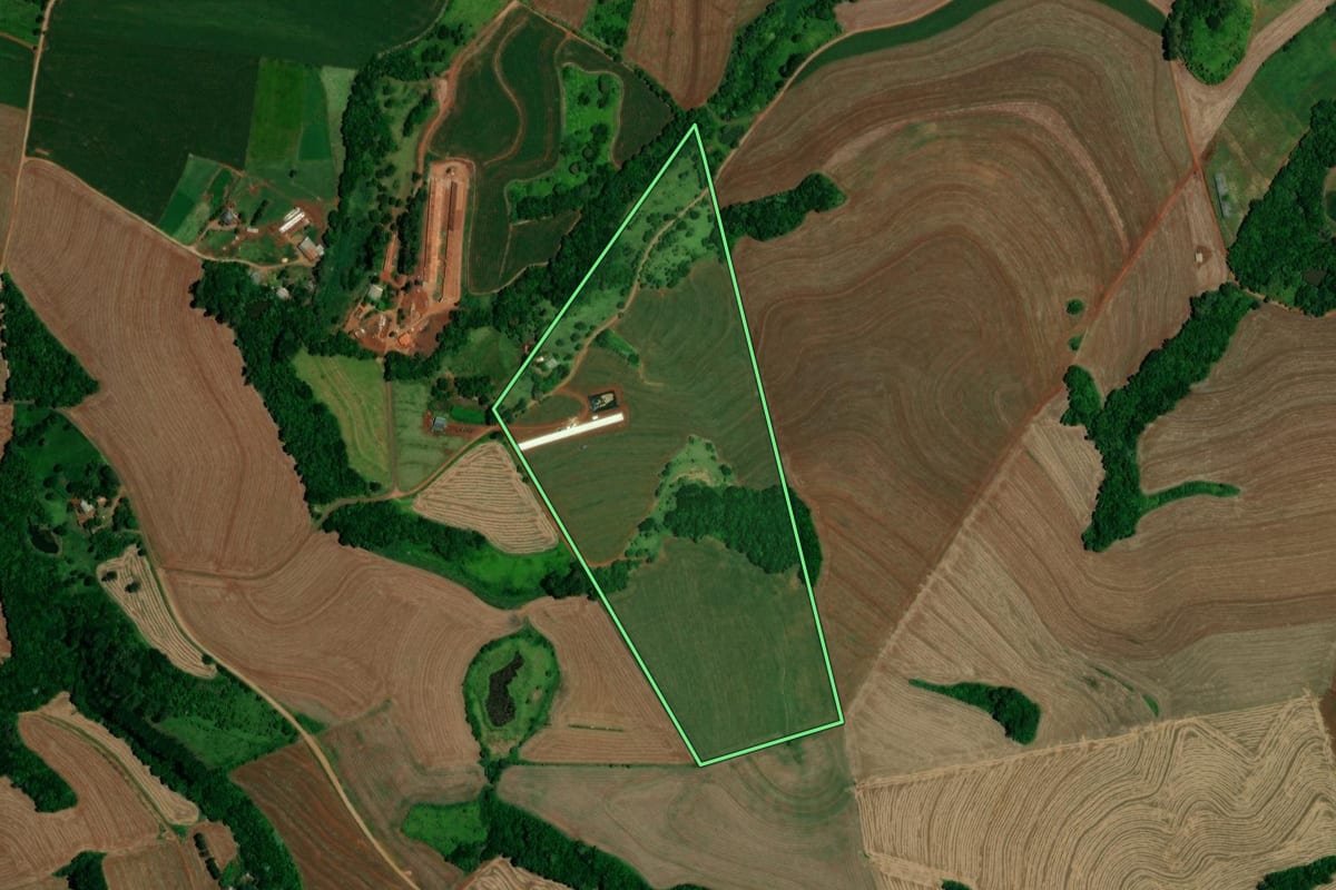Imagem de satélite do imóvel rural em Três Barras do Paraná (PR), com o contorno declarado no CAR desenhado por cima.