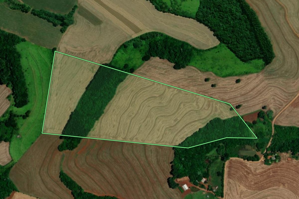 Imagem de satélite do imóvel rural em Três Barras do Paraná (PR), com o contorno declarado no CAR desenhado por cima.