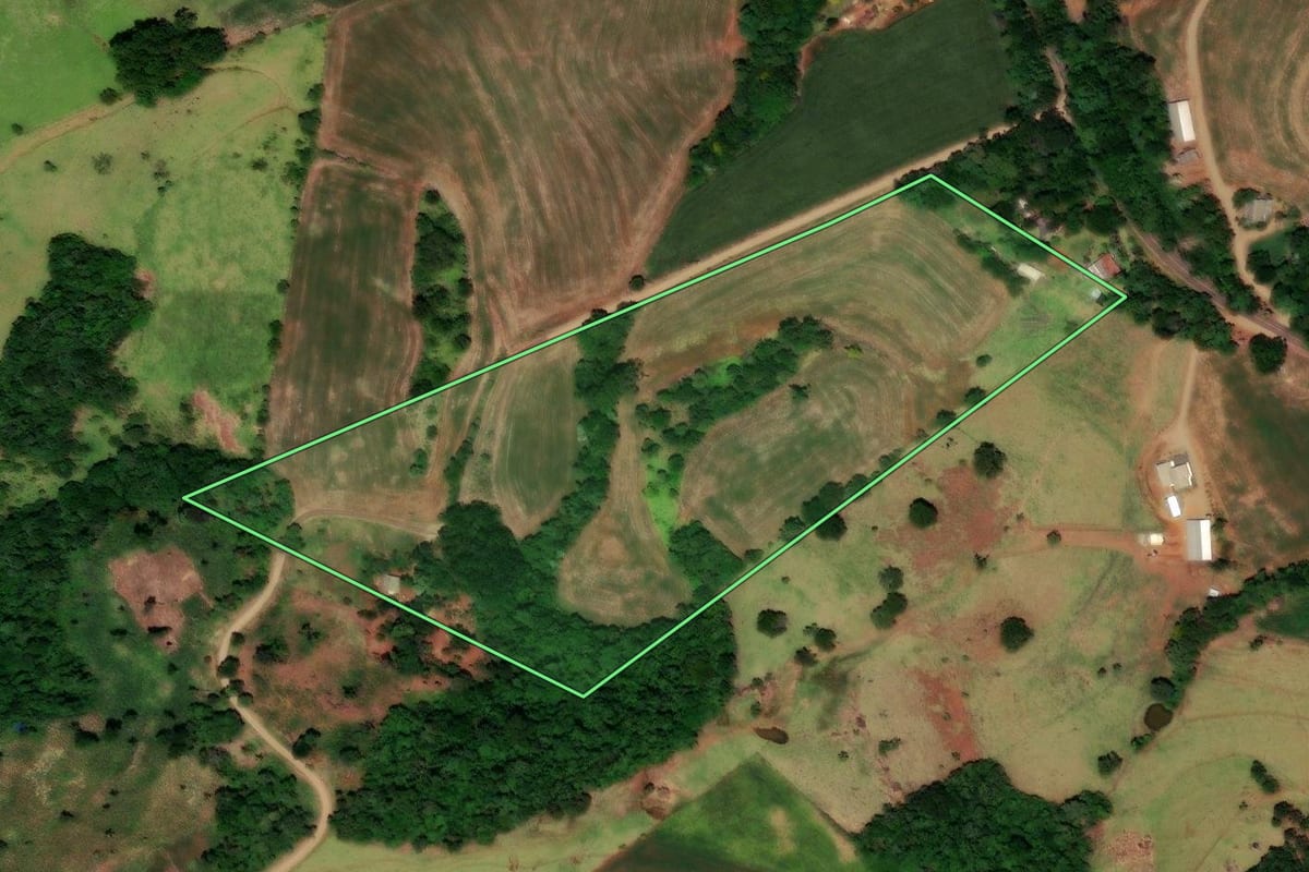 Imagem de satélite do imóvel rural em Três Barras do Paraná (PR), com o contorno declarado no CAR desenhado por cima.