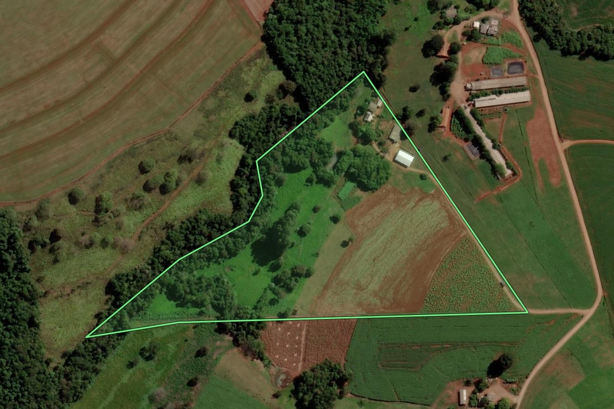 Imagem de satélite do imóvel rural em Três Barras do Paraná (PR), com o contorno declarado no CAR desenhado por cima.