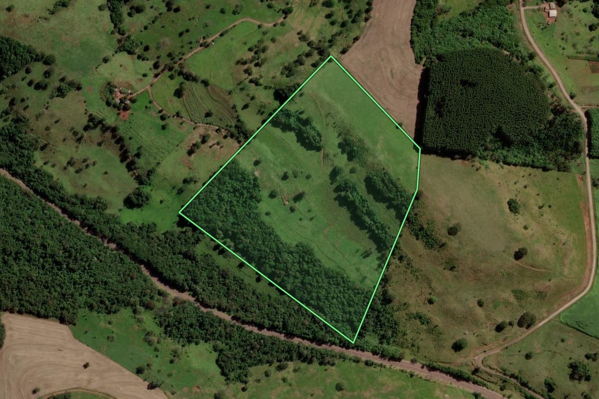 Imagem de satélite do imóvel rural em Três Barras do Paraná (PR), com o contorno declarado no CAR desenhado por cima.