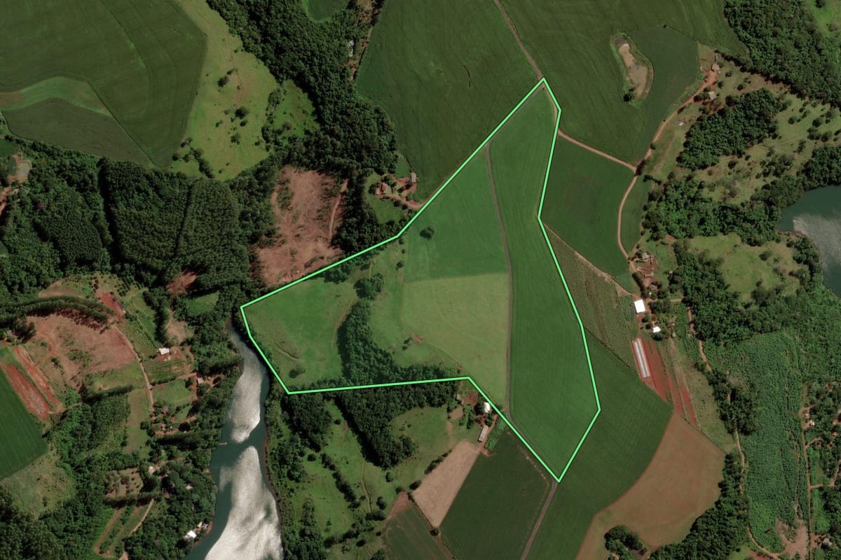 Imagem de satélite do imóvel rural em Três Barras do Paraná (PR), com o contorno declarado no CAR desenhado por cima.