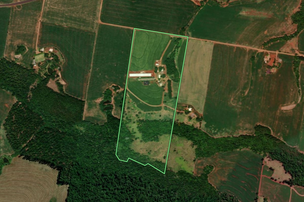 Imagem de satélite do imóvel rural em Três Barras do Paraná (PR), com o contorno declarado no CAR desenhado por cima.