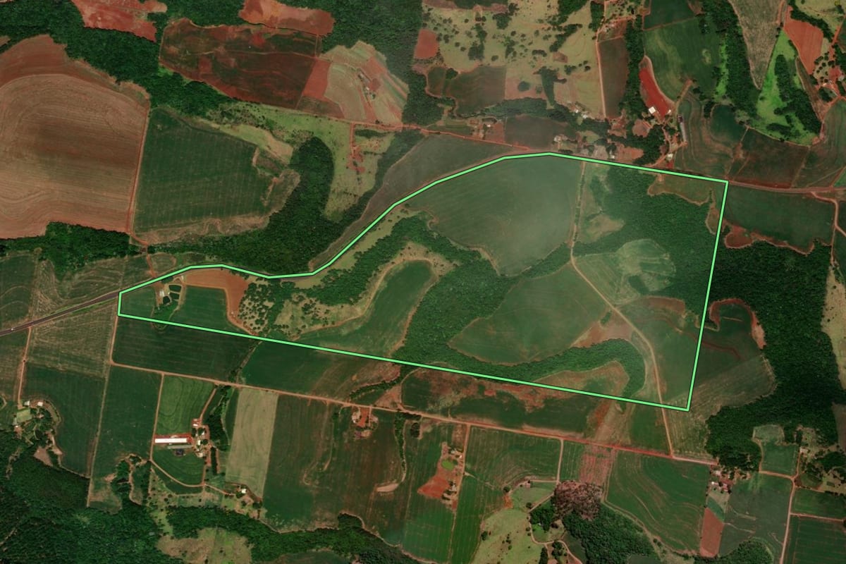 Imagem de satélite do imóvel rural em Três Barras do Paraná (PR), com o contorno declarado no CAR desenhado por cima.