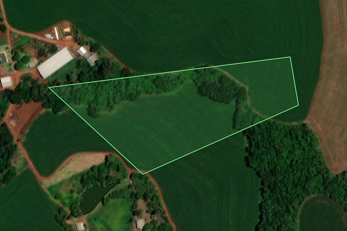 Imagem de satélite do imóvel rural em Três Barras do Paraná (PR), com o contorno declarado no CAR desenhado por cima.