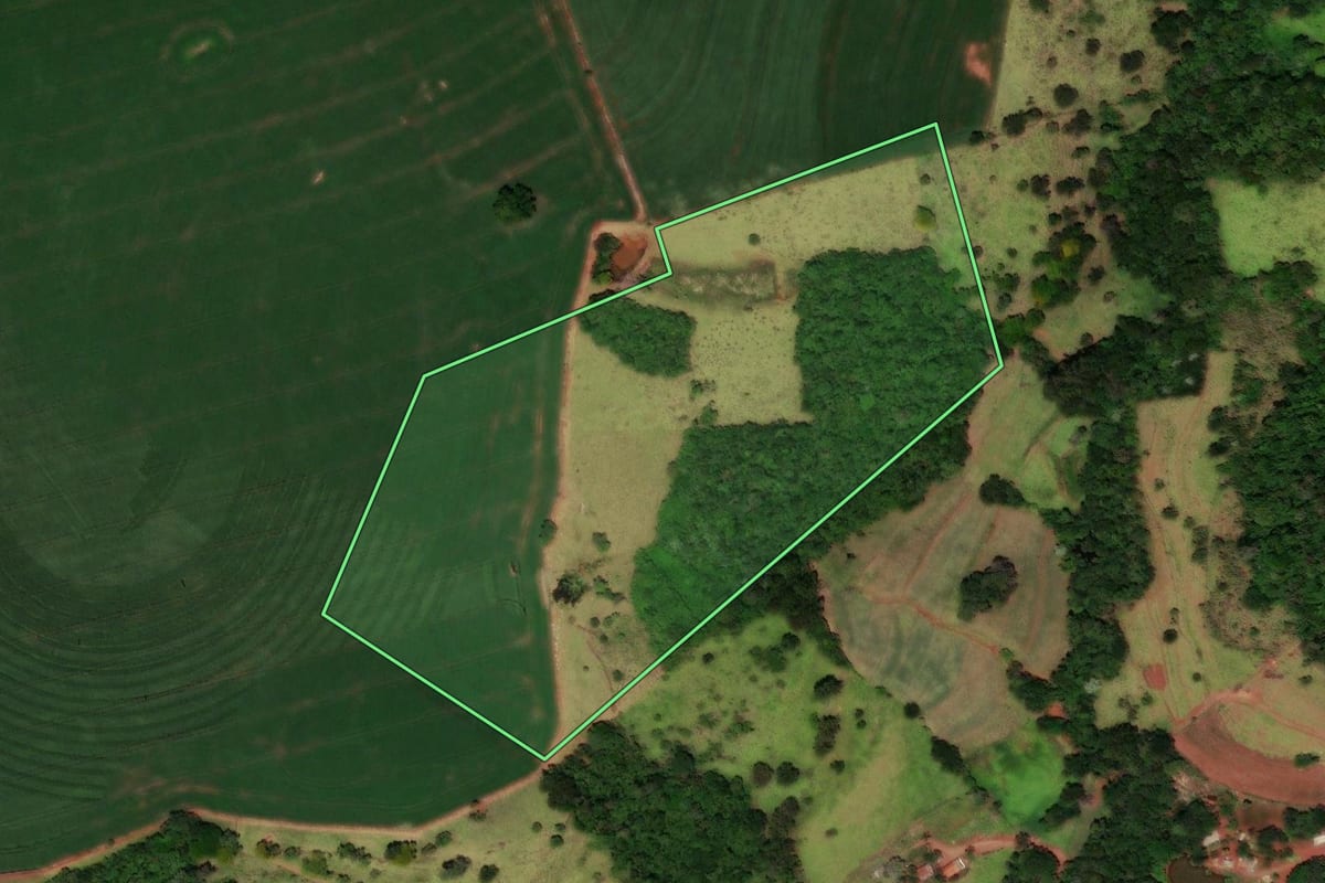 Imagem de satélite do imóvel rural em Três Barras do Paraná (PR), com o contorno declarado no CAR desenhado por cima.