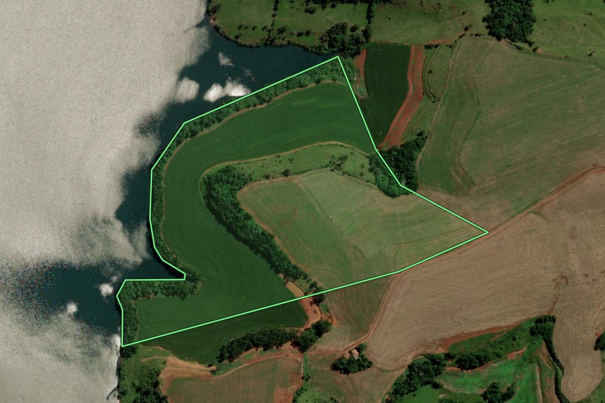 Imagem de satélite do imóvel rural em Três Barras do Paraná (PR), com o contorno declarado no CAR desenhado por cima.