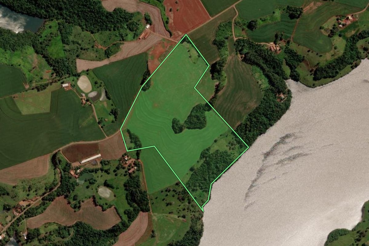 Imagem de satélite do imóvel rural em Três Barras do Paraná (PR), com o contorno declarado no CAR desenhado por cima.