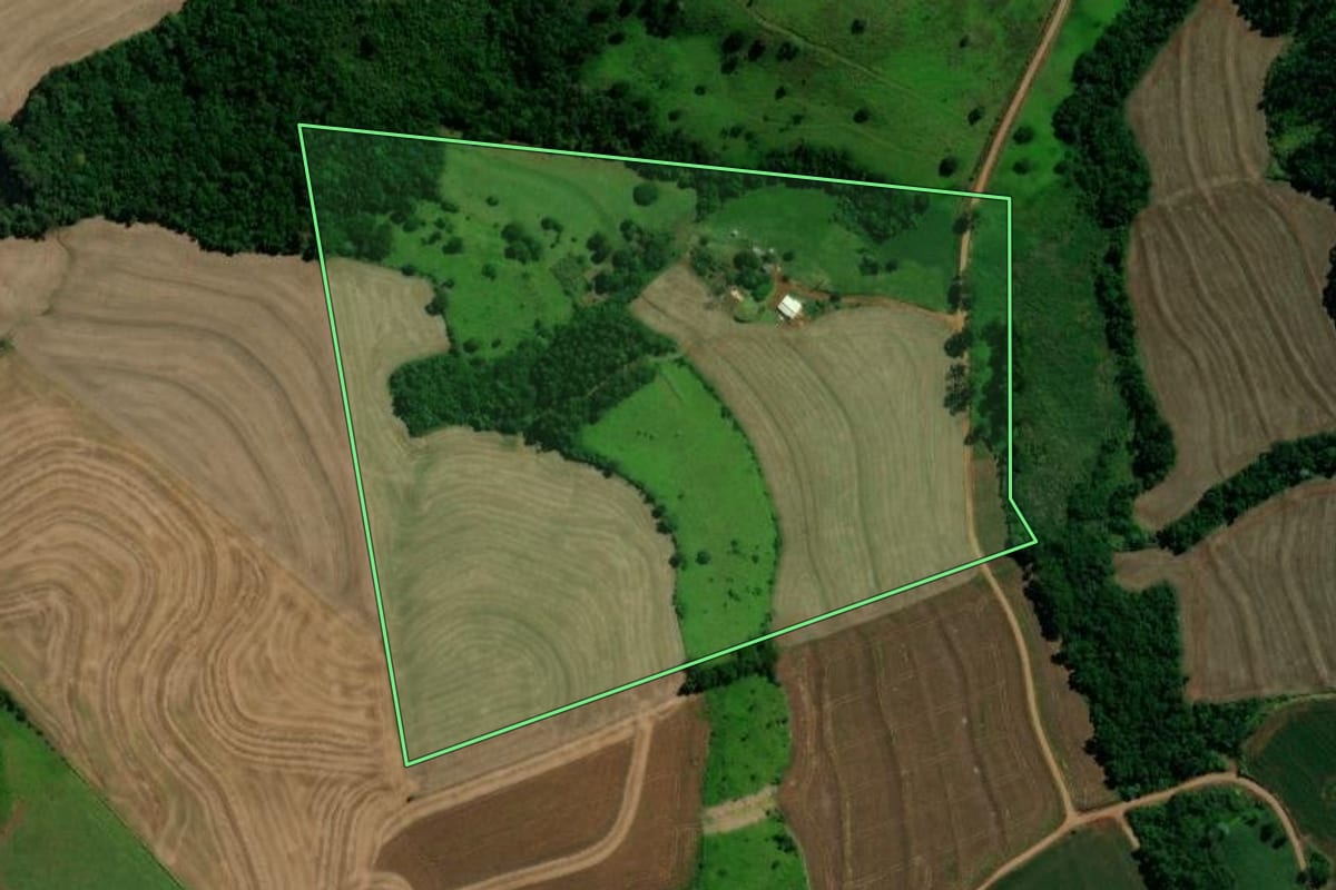 Imagem de satélite do imóvel rural em Três Barras do Paraná (PR), com o contorno declarado no CAR desenhado por cima.