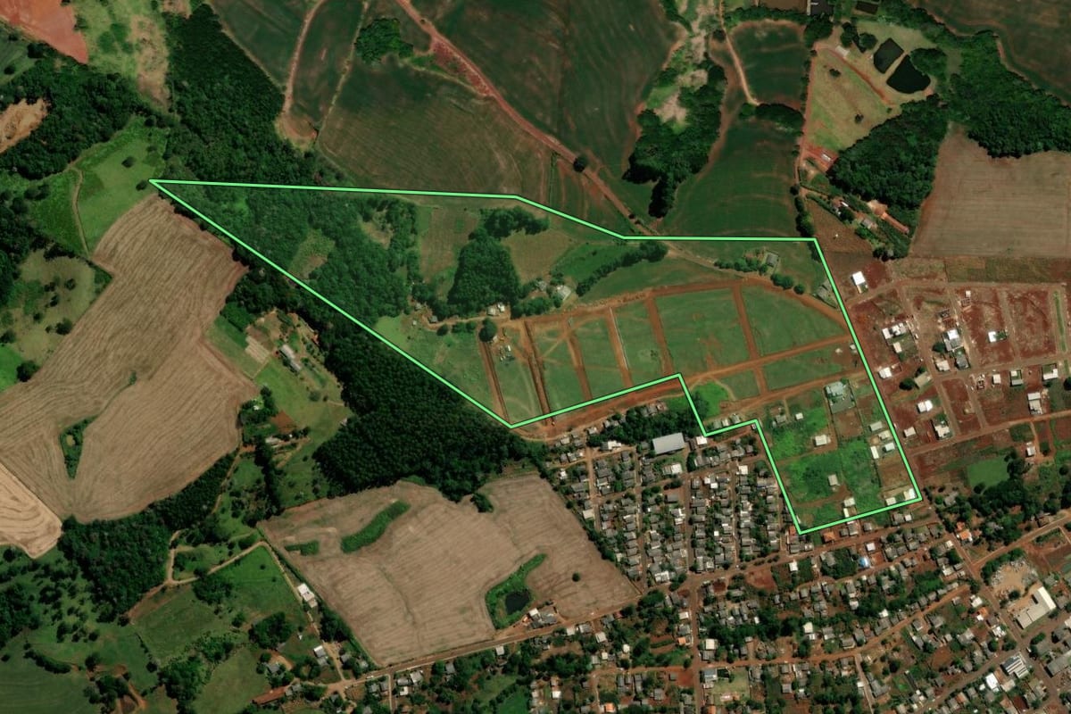 Imagem de satélite do imóvel rural em Três Barras do Paraná (PR), com o contorno declarado no CAR desenhado por cima.