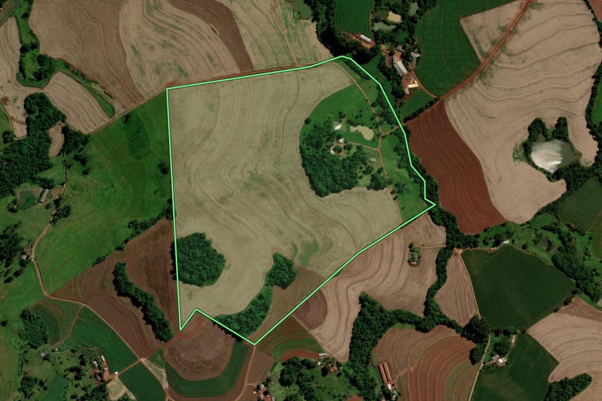 Imagem de satélite do imóvel rural em Três Barras do Paraná (PR), com o contorno declarado no CAR desenhado por cima.