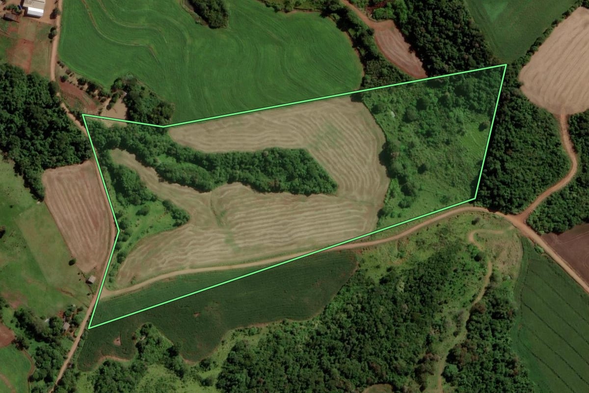 Imagem de satélite do imóvel rural em Três Barras do Paraná (PR), com o contorno declarado no CAR desenhado por cima.
