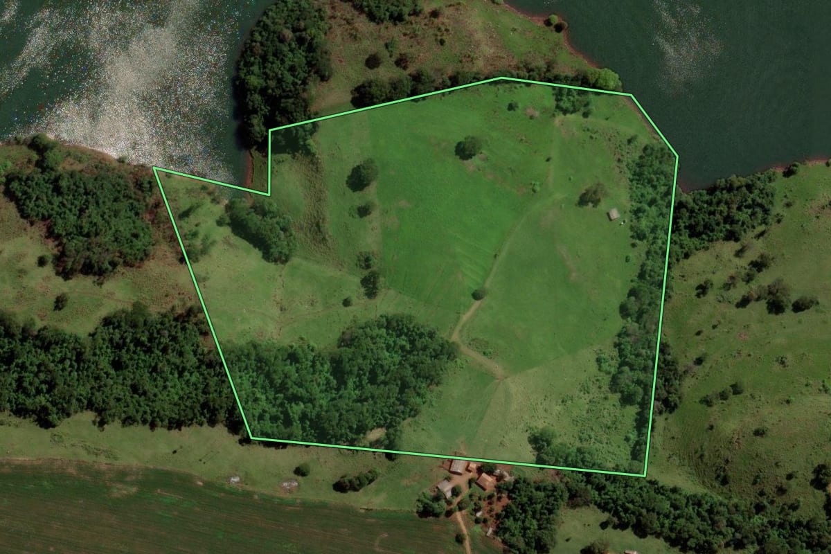 Imagem de satélite do imóvel rural em Três Barras do Paraná (PR), com o contorno declarado no CAR desenhado por cima.