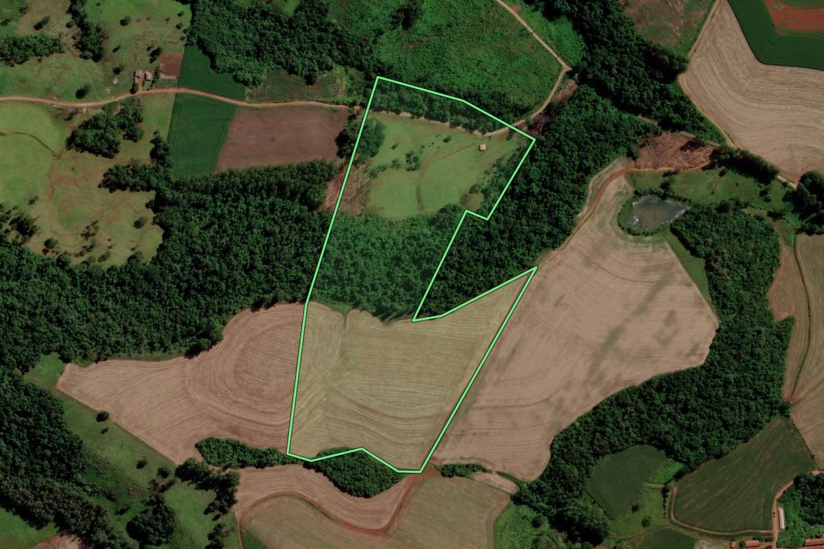 Imagem de satélite do imóvel rural em Três Barras do Paraná (PR), com o contorno declarado no CAR desenhado por cima.