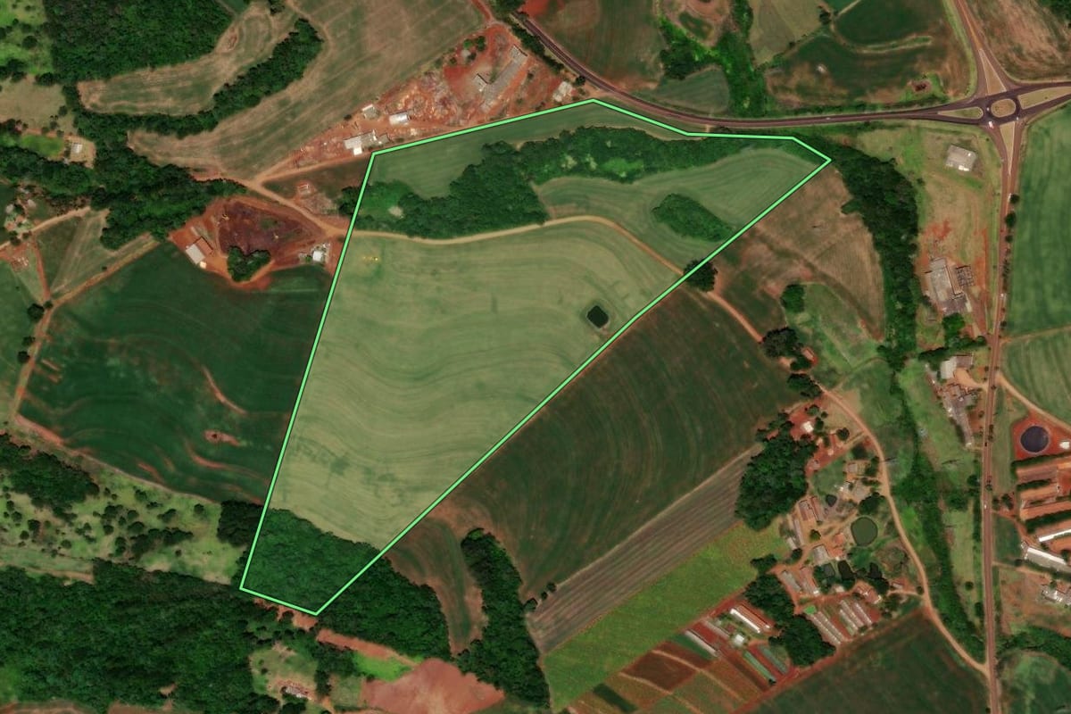 Imagem de satélite do imóvel rural em Três Barras do Paraná (PR), com o contorno declarado no CAR desenhado por cima.