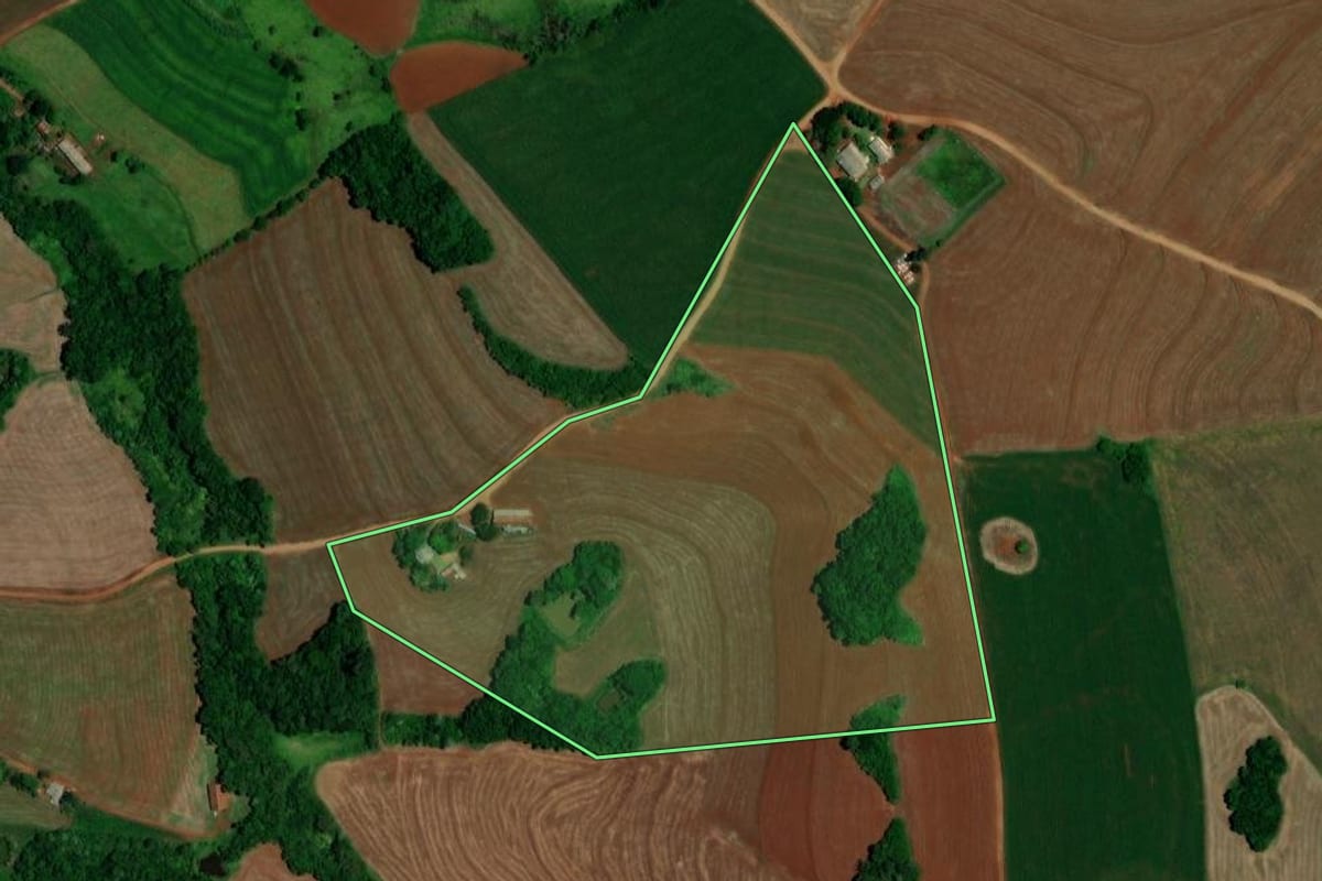 Imagem de satélite do imóvel rural em Três Barras do Paraná (PR), com o contorno declarado no CAR desenhado por cima.