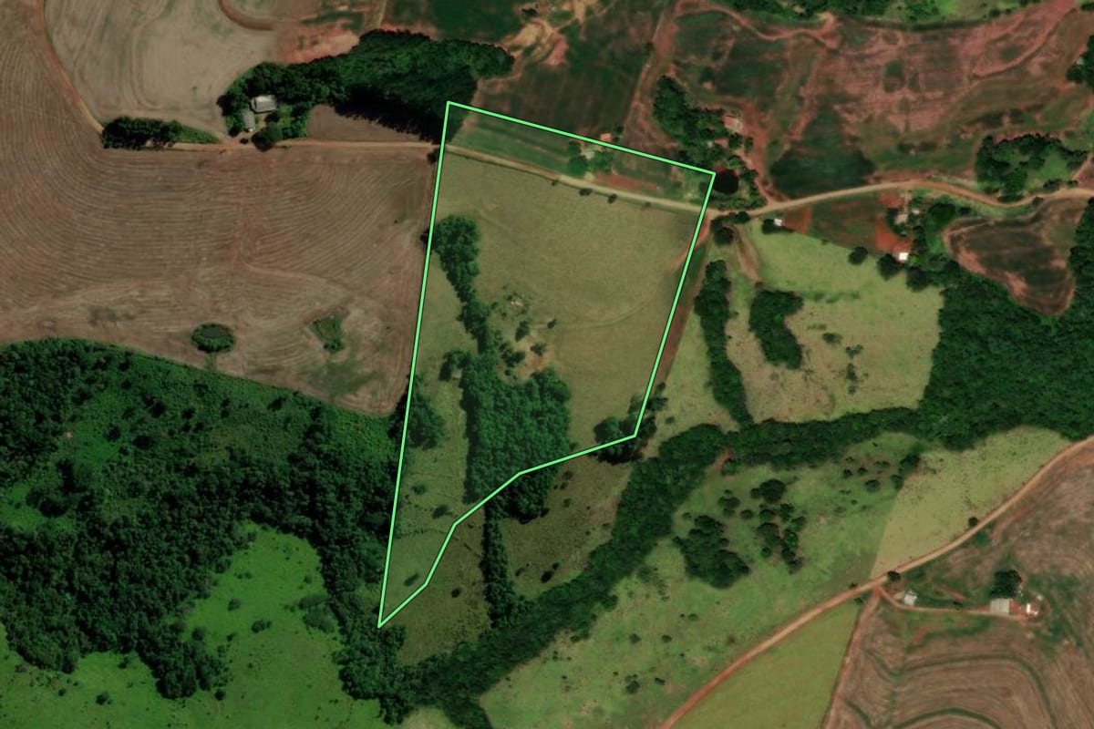 Imagem de satélite do imóvel rural em Três Barras do Paraná (PR), com o contorno declarado no CAR desenhado por cima.