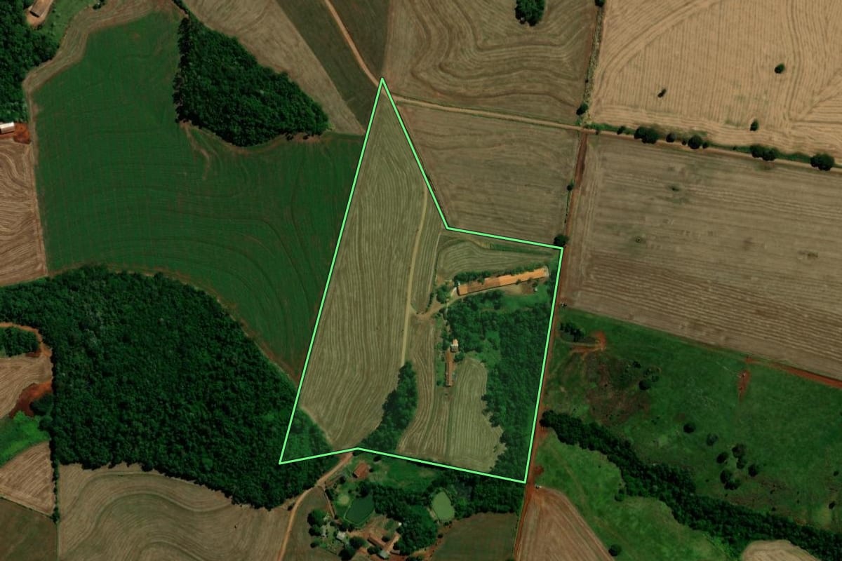 Imagem de satélite do imóvel rural em Três Barras do Paraná (PR), com o contorno declarado no CAR desenhado por cima.