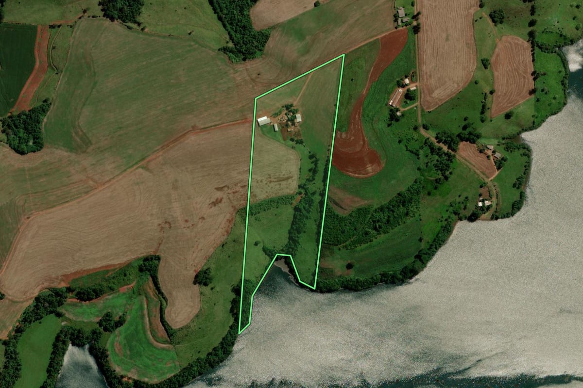Imagem de satélite do imóvel rural em Três Barras do Paraná (PR), com o contorno declarado no CAR desenhado por cima.