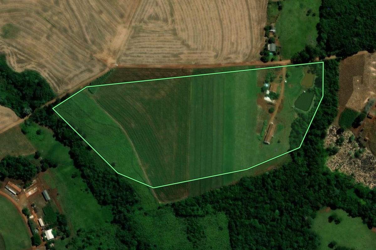 Imagem de satélite do imóvel rural em Três Barras do Paraná (PR), com o contorno declarado no CAR desenhado por cima.