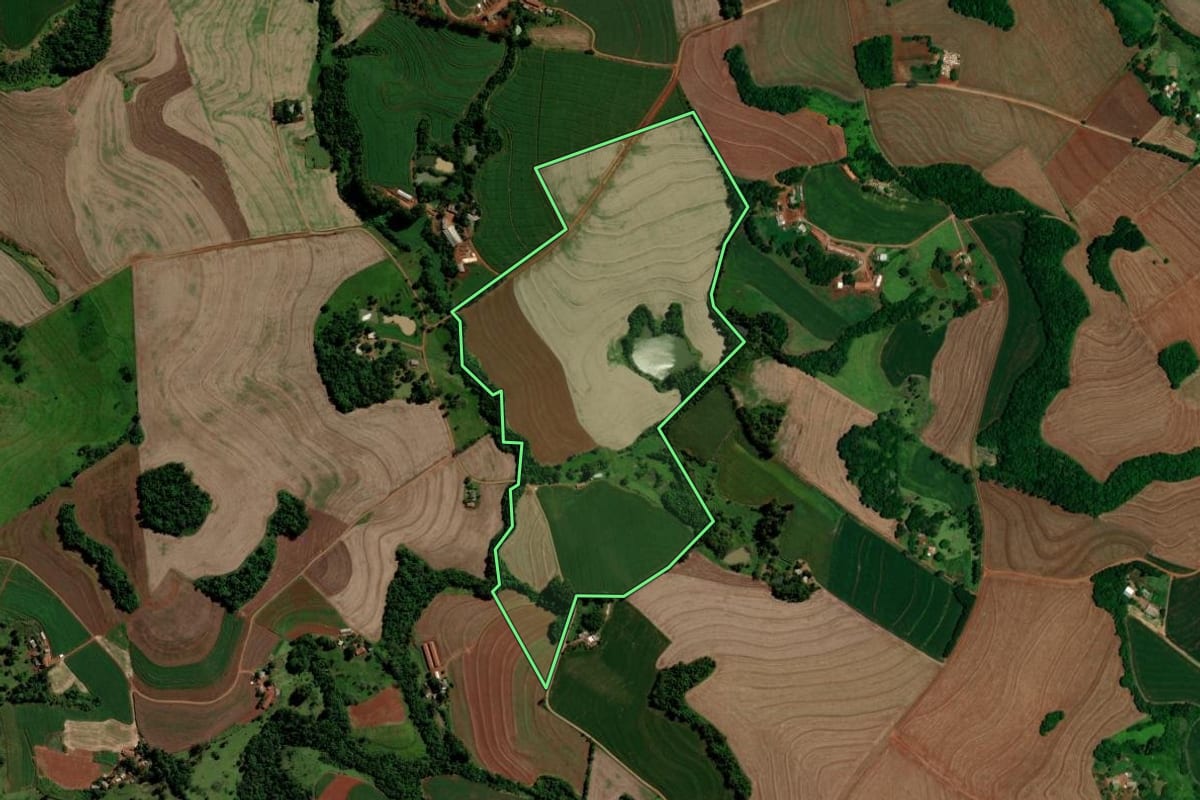 Imagem de satélite do imóvel rural em Três Barras do Paraná (PR), com o contorno declarado no CAR desenhado por cima.