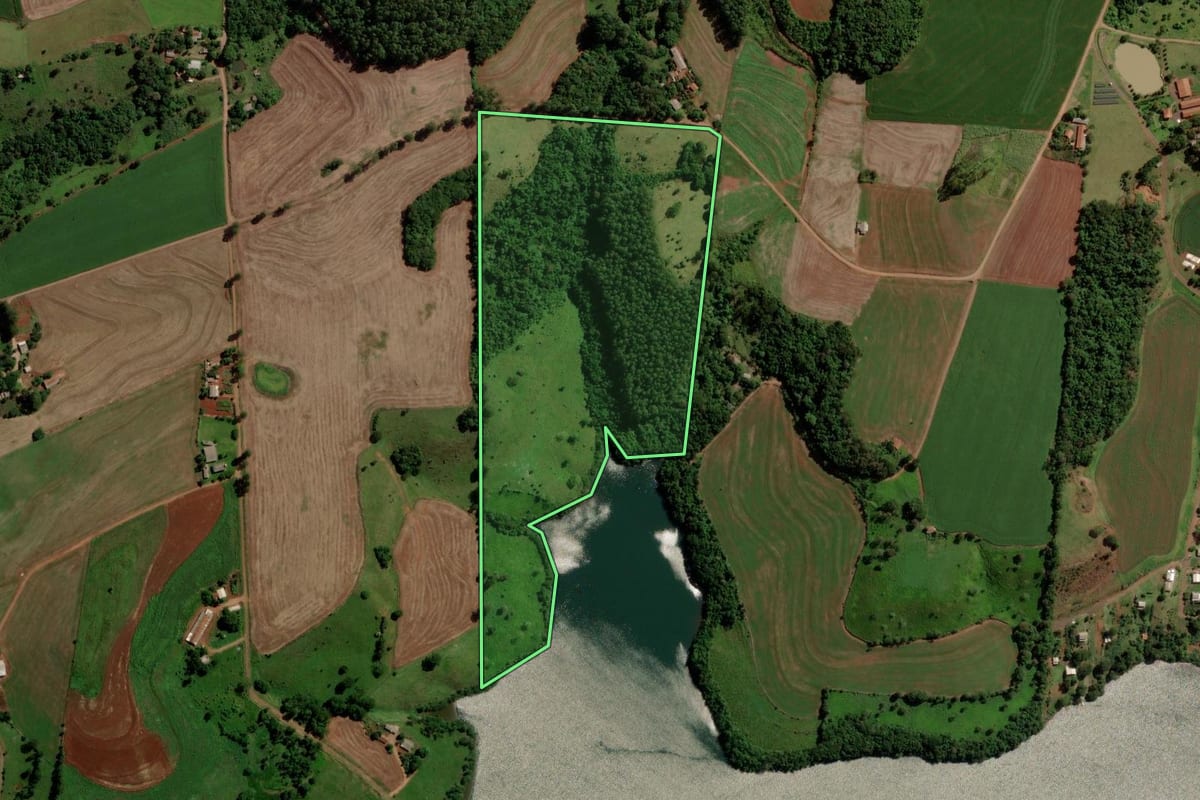 Imagem de satélite do imóvel rural em Três Barras do Paraná (PR), com o contorno declarado no CAR desenhado por cima.