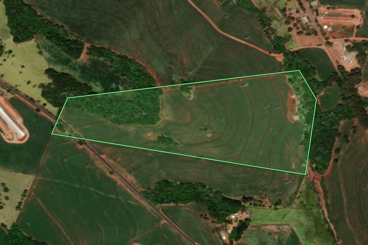 Imagem de satélite do imóvel rural em Três Barras do Paraná (PR), com o contorno declarado no CAR desenhado por cima.