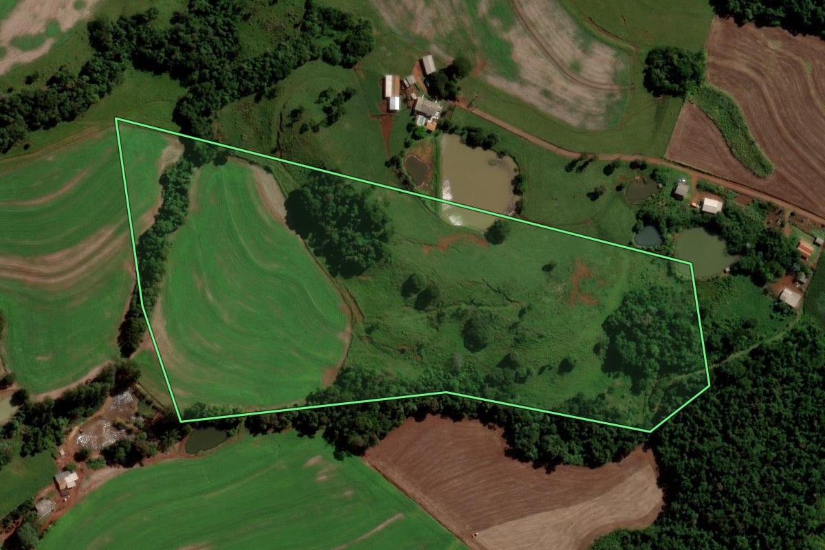 Imagem de satélite do imóvel rural em Três Barras do Paraná (PR), com o contorno declarado no CAR desenhado por cima.