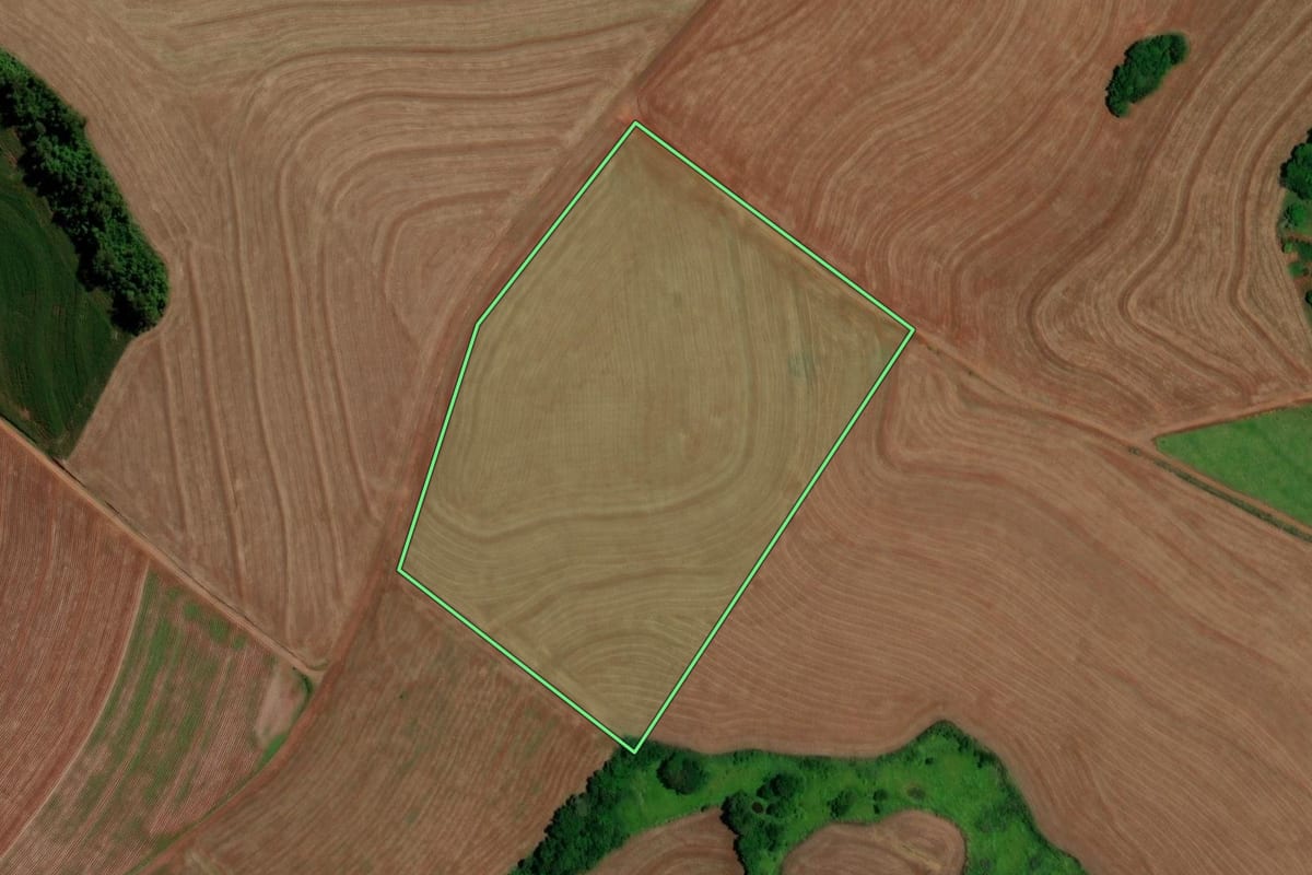 Imagem de satélite do imóvel rural em Três Barras do Paraná (PR), com o contorno declarado no CAR desenhado por cima.