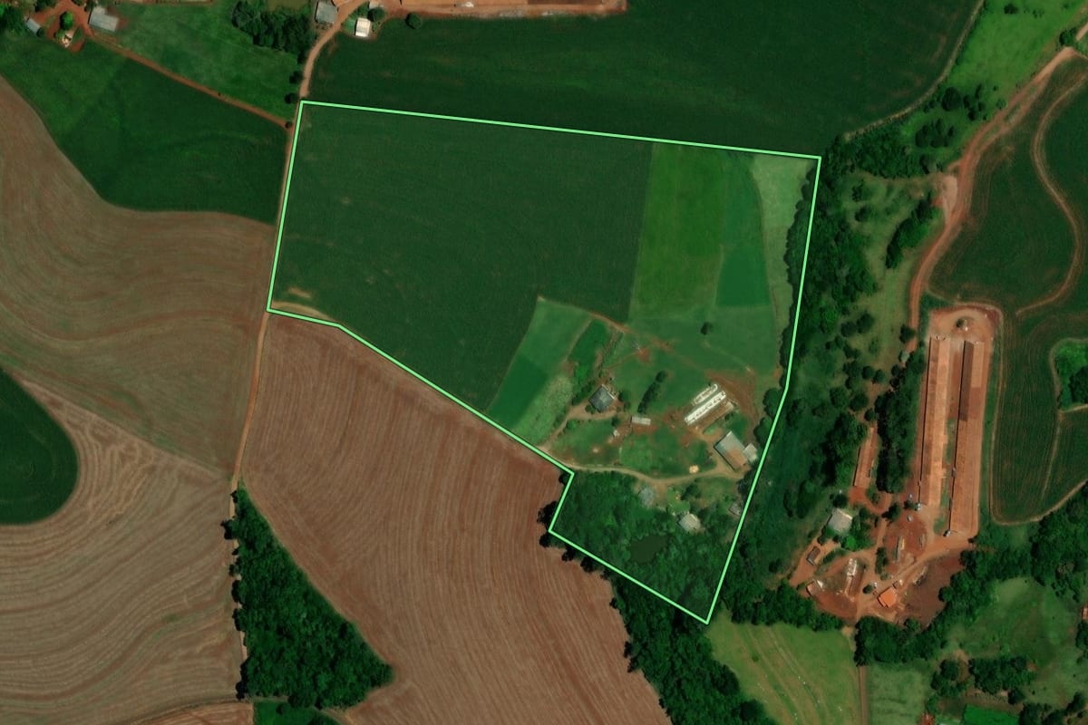 Imagem de satélite do imóvel rural em Três Barras do Paraná (PR), com o contorno declarado no CAR desenhado por cima.