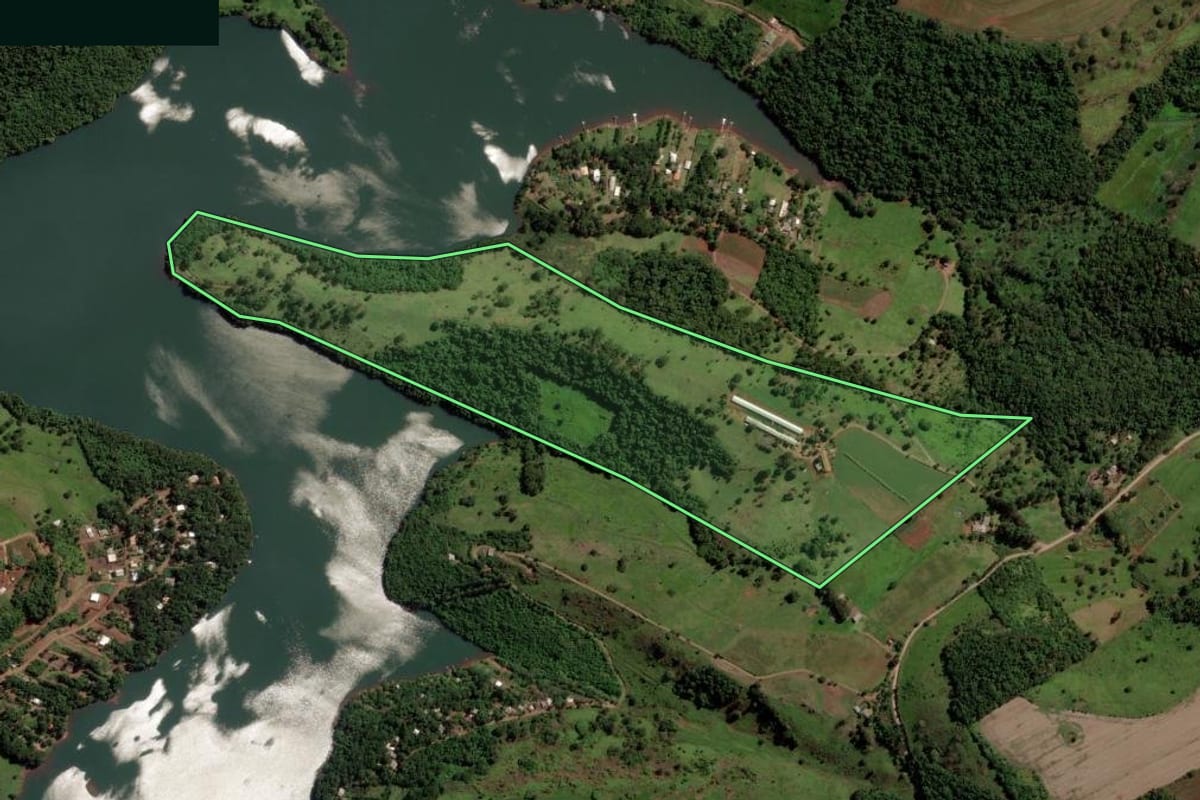Imagem de satélite do imóvel rural em Três Barras do Paraná (PR), com o contorno declarado no CAR desenhado por cima.