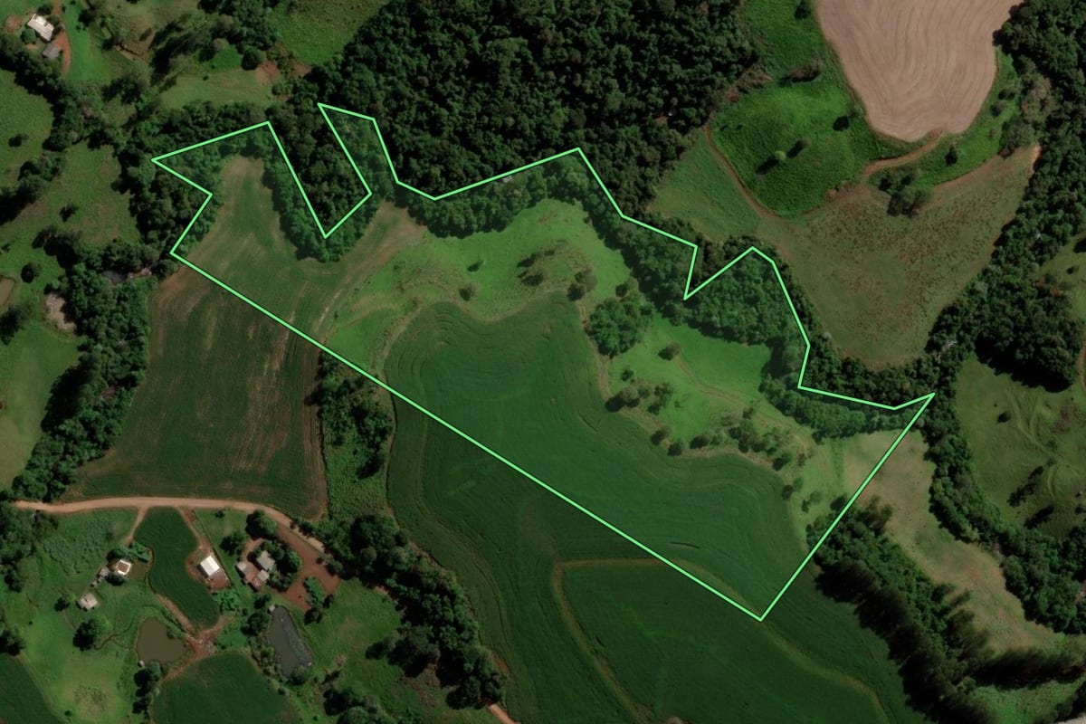 Imagem de satélite do imóvel rural em Três Barras do Paraná (PR), com o contorno declarado no CAR desenhado por cima.
