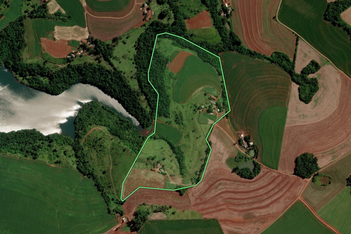 Imagem de satélite do imóvel rural em Três Barras do Paraná (PR), com o contorno declarado no CAR desenhado por cima.