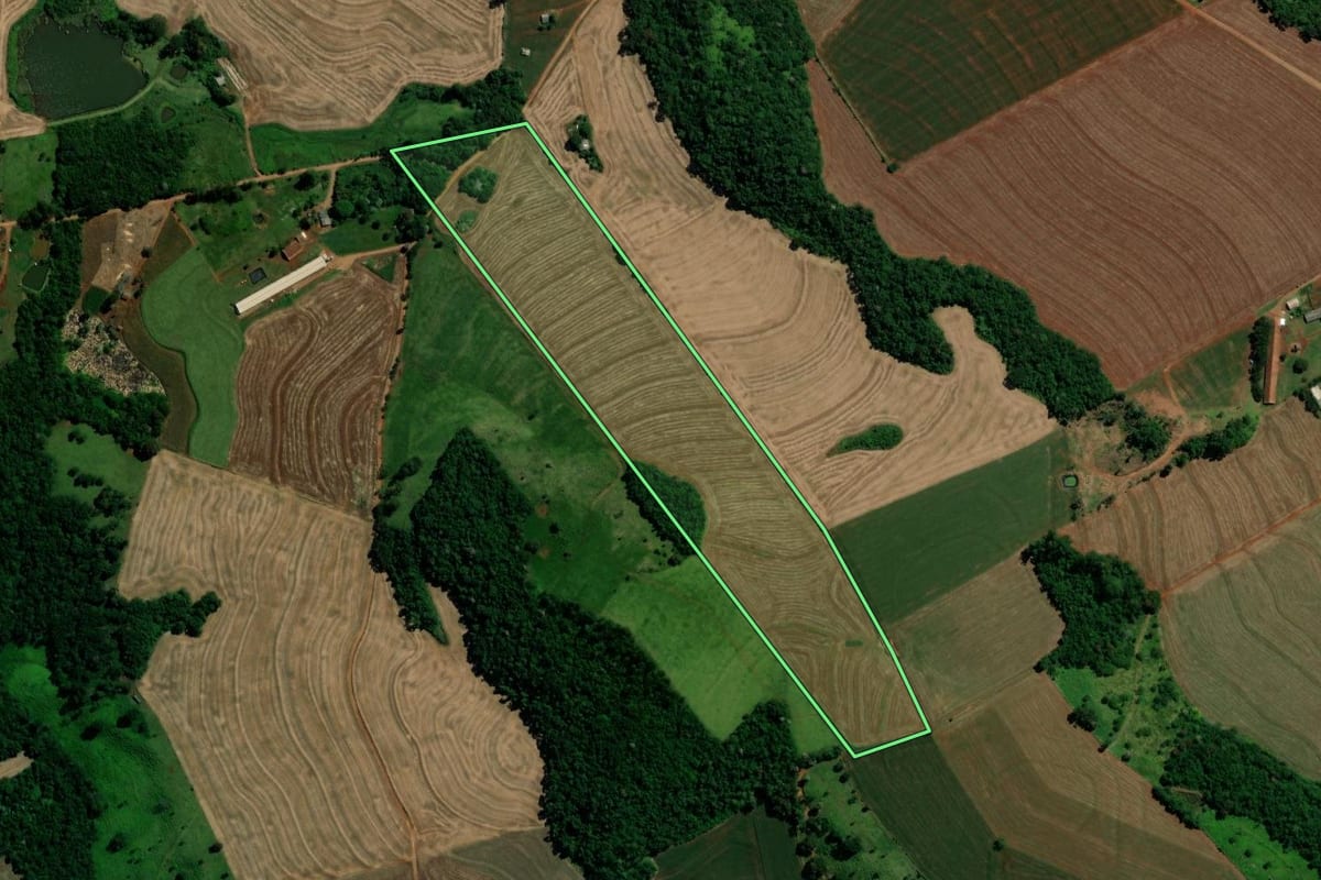 Imagem de satélite do imóvel rural em Três Barras do Paraná (PR), com o contorno declarado no CAR desenhado por cima.
