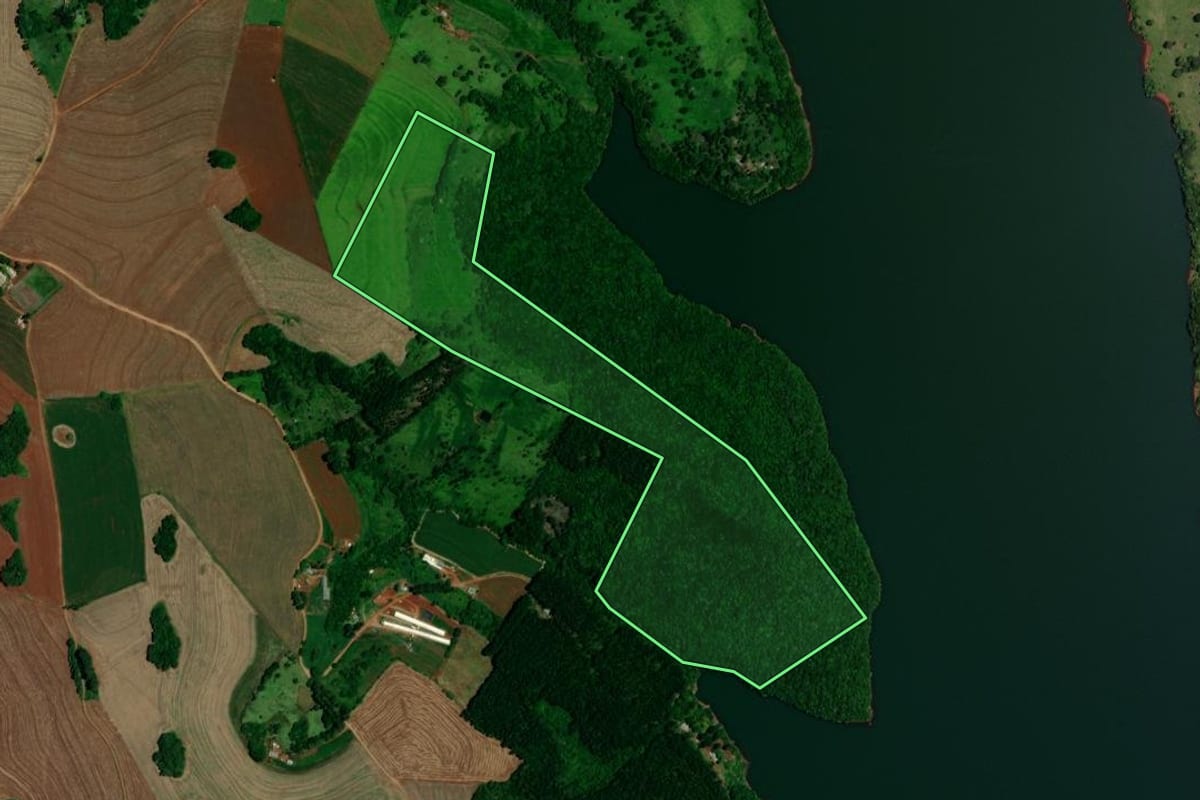 Imagem de satélite do imóvel rural em Três Barras do Paraná (PR), com o contorno declarado no CAR desenhado por cima.