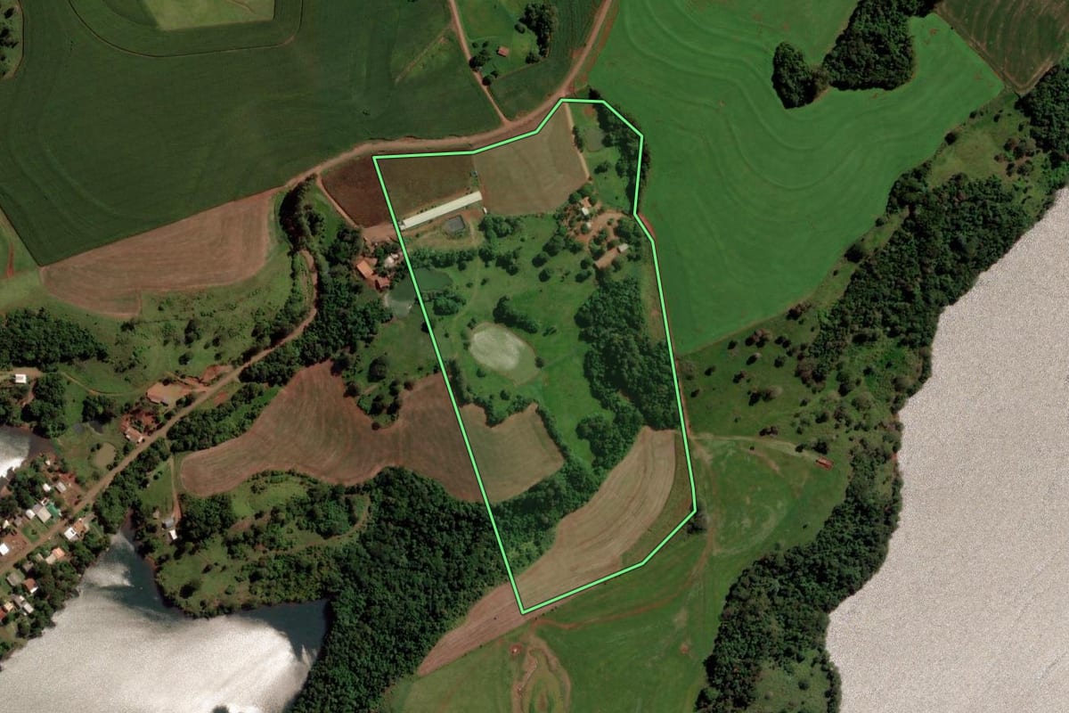 Imagem de satélite do imóvel rural em Três Barras do Paraná (PR), com o contorno declarado no CAR desenhado por cima.