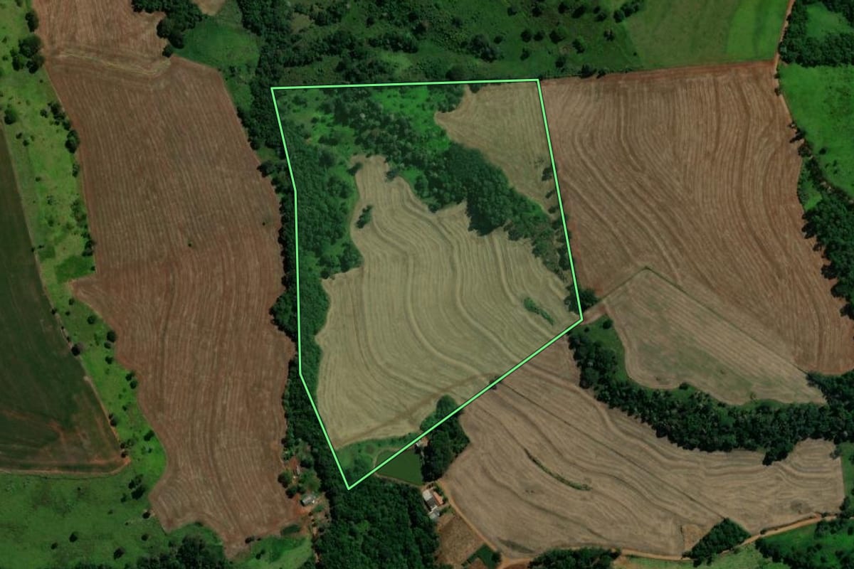Imagem de satélite do imóvel rural em Três Barras do Paraná (PR), com o contorno declarado no CAR desenhado por cima.