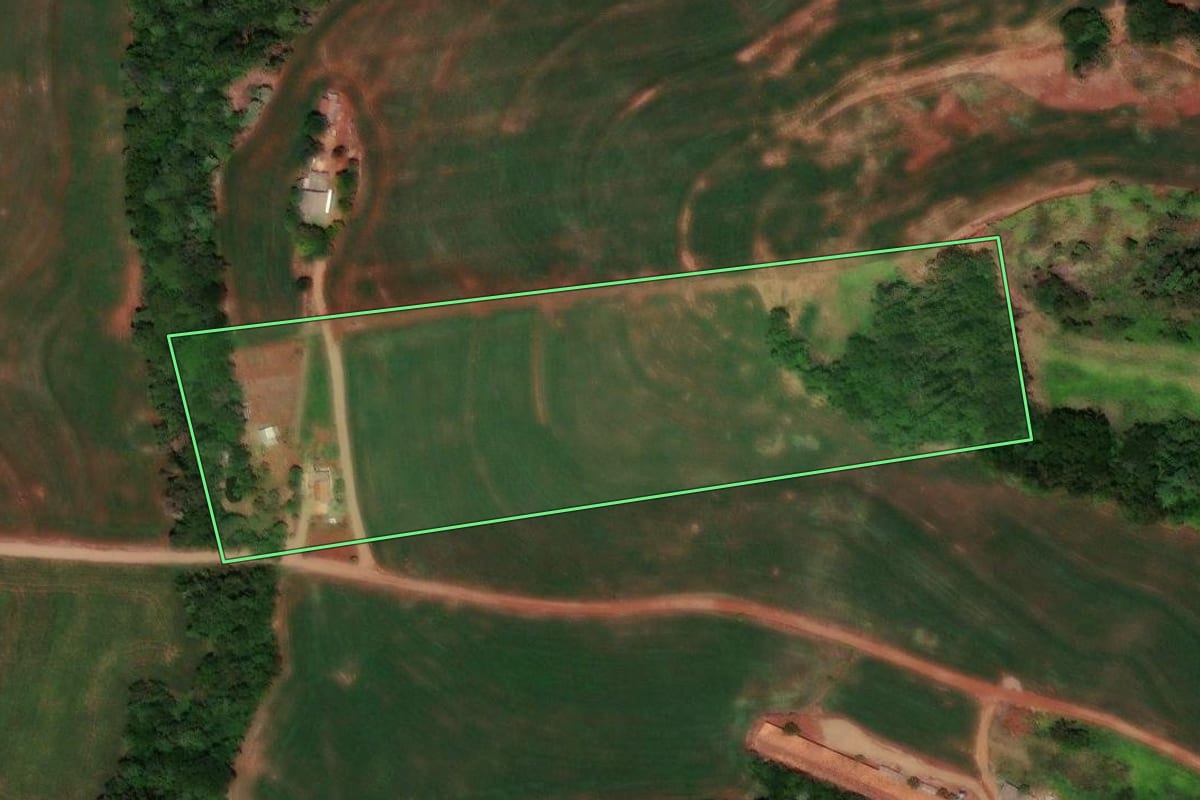 Imagem de satélite do imóvel rural em Três Barras do Paraná (PR), com o contorno declarado no CAR desenhado por cima.