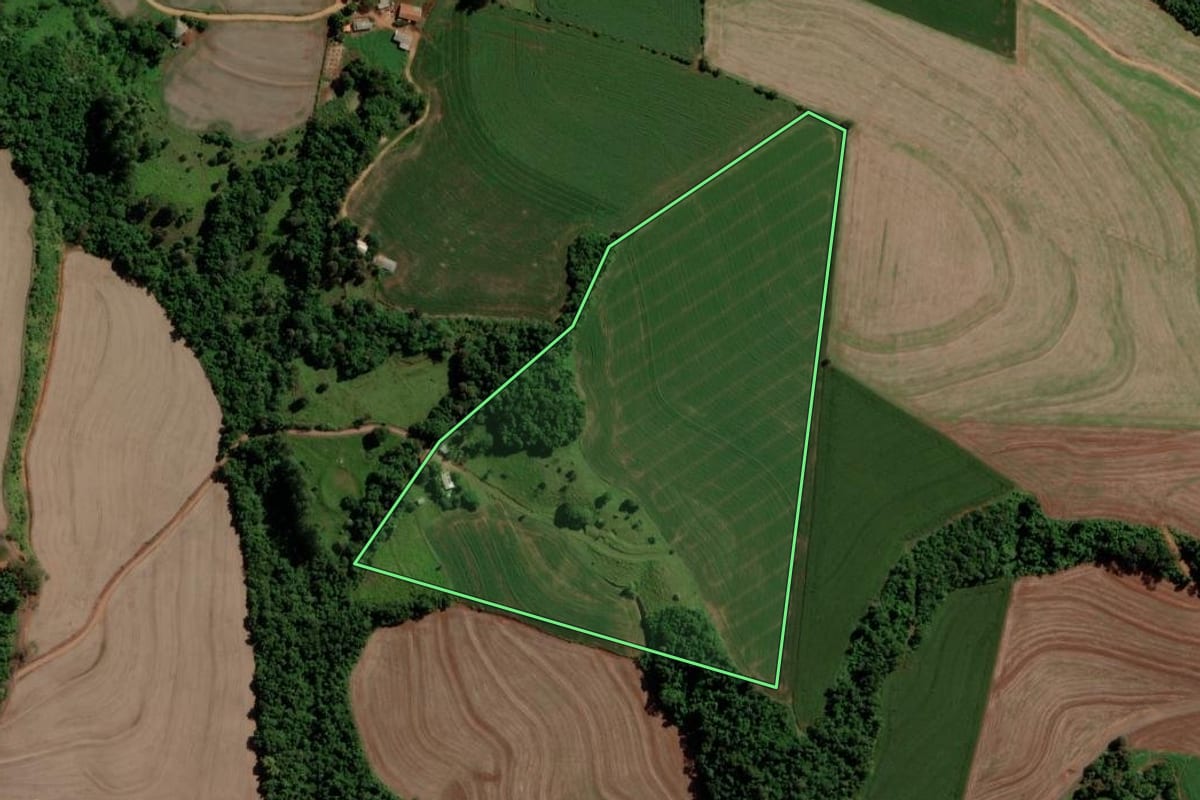 Imagem de satélite do imóvel rural em Três Barras do Paraná (PR), com o contorno declarado no CAR desenhado por cima.