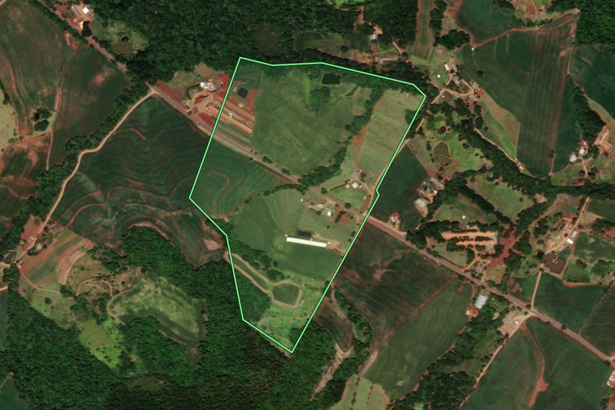 Imagem de satélite do imóvel rural em Três Barras do Paraná (PR), com o contorno declarado no CAR desenhado por cima.