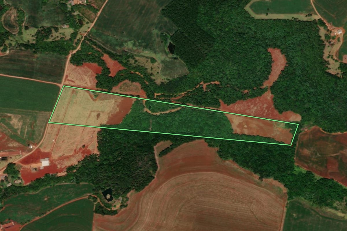 Imagem de satélite do imóvel rural em Três Barras do Paraná (PR), com o contorno declarado no CAR desenhado por cima.